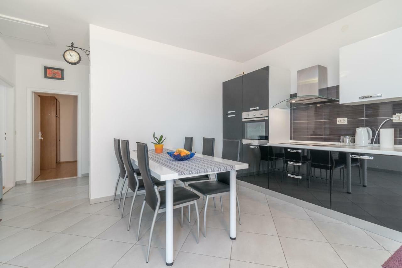 Apartments Vojin Трогір Екстер'єр фото